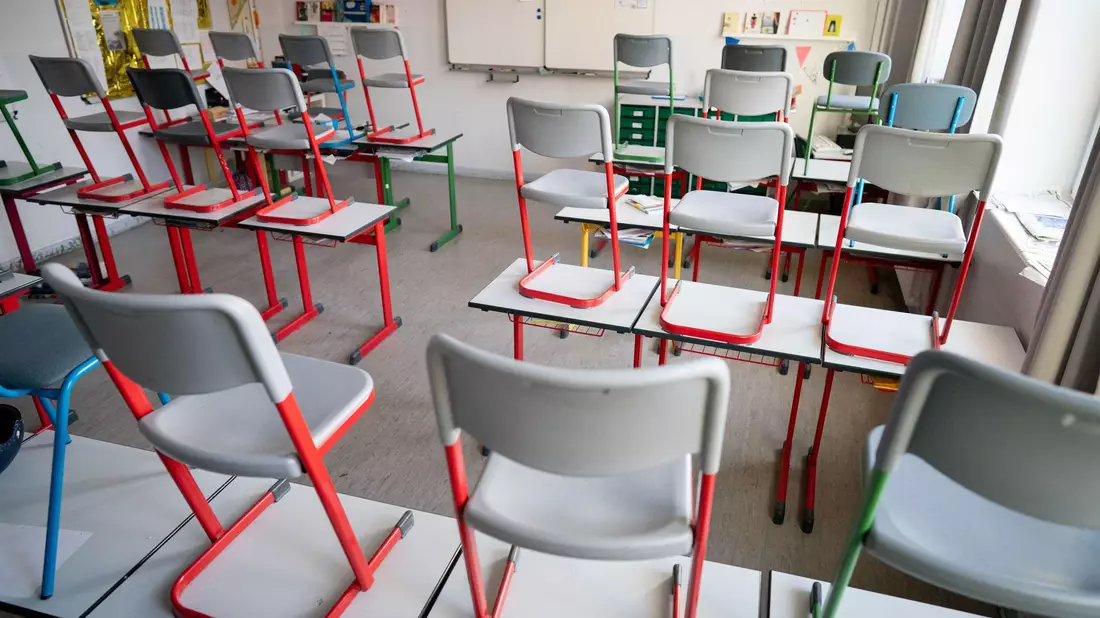 Klassenzimmer blieben wochenlang leer. (Archivbild) - Bild: Kay Nietfeld/dpa