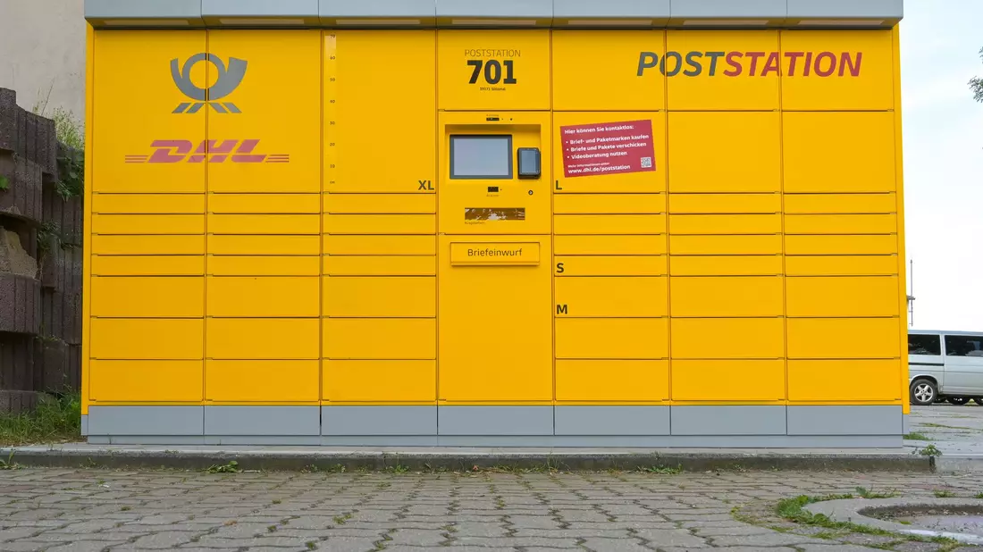 Eine Poststation in Osterwedding in Sachsen-Anhalt - solche Automaten gelten mancherorts in Deutschland künftig als Postfilialen. (Archivbild) - Bild: Heiko Rebsch/dpa
