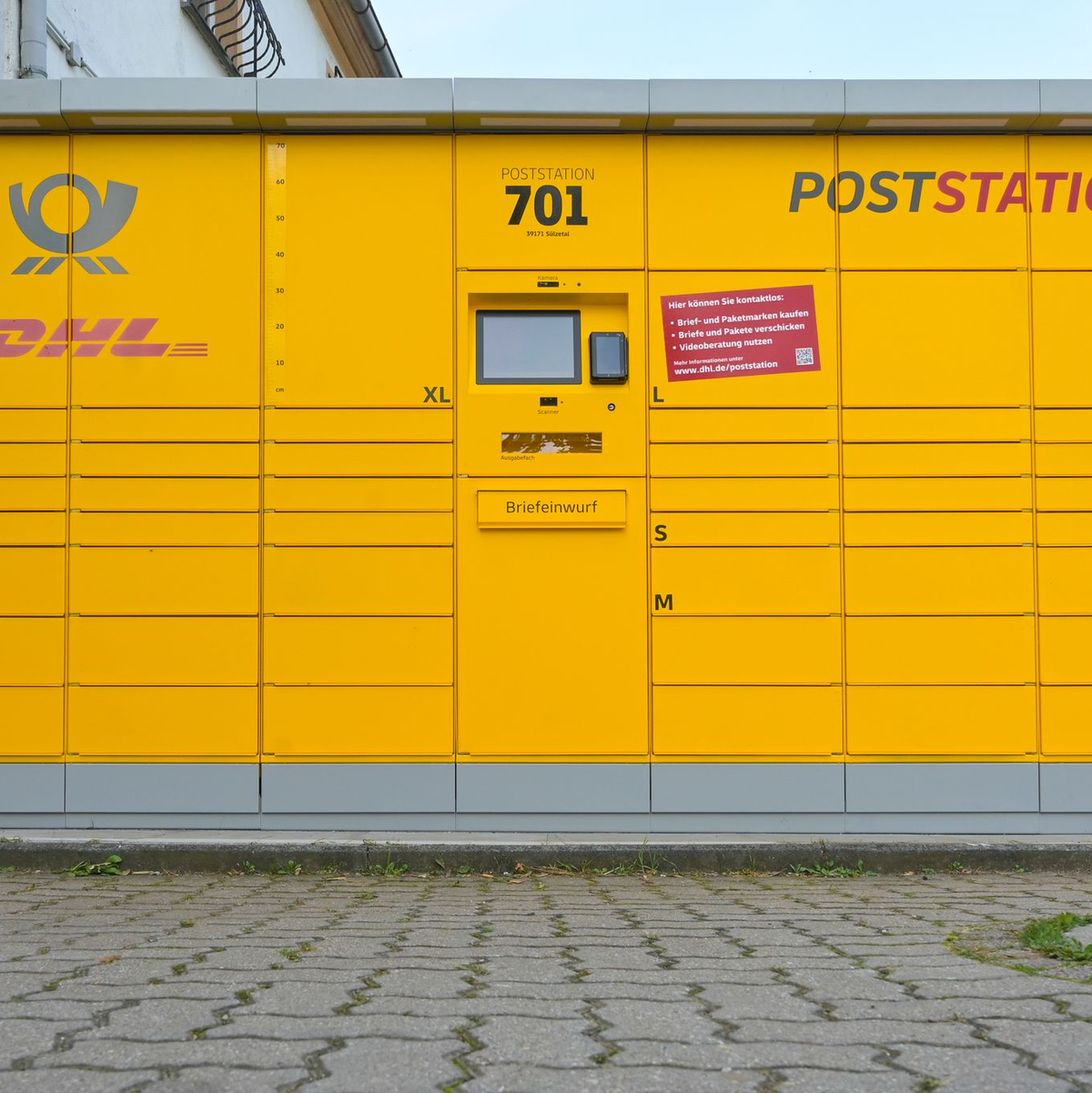 Eine Poststation in Osterwedding in Sachsen-Anhalt - solche Automaten gelten mancherorts in Deutschland künftig als Postfilialen. (Archivbild) - Foto: Heiko Rebsch/dpa
