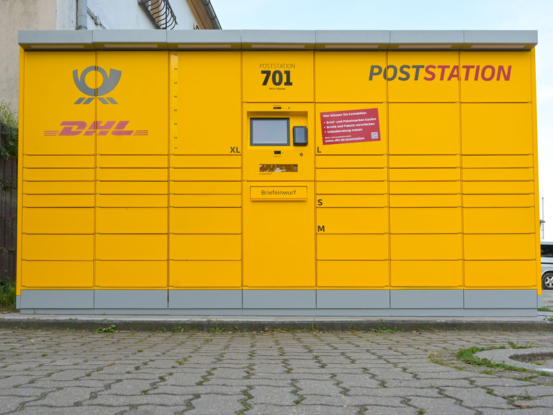 Eine Poststation in Osterwedding in Sachsen-Anhalt - solche Automaten gelten mancherorts in Deutschland künftig als Postfilialen. (Archivbild) - Foto: Heiko Rebsch/dpa