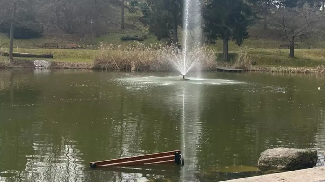 LPI-NDH: Sitzbank im Teich versenkt - Bild: presseportal.de