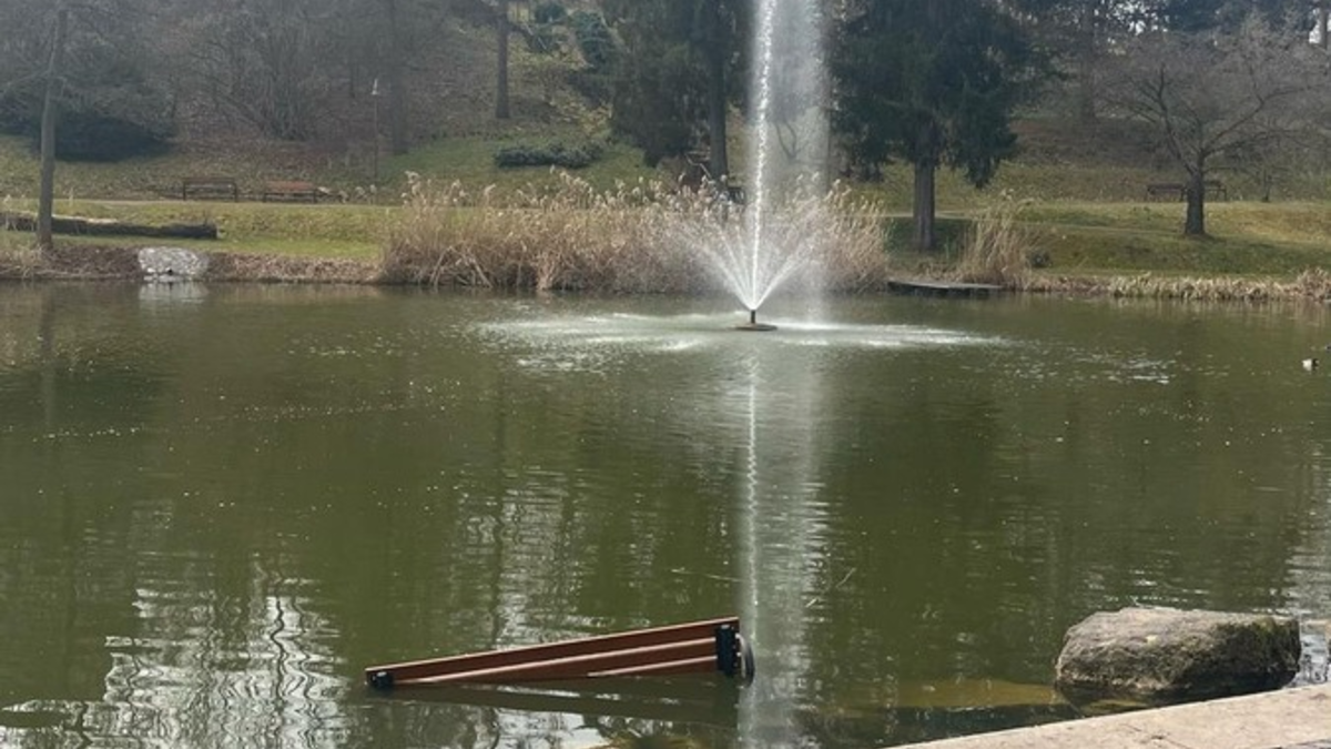 LPI-NDH: Sitzbank im Teich versenkt - Foto: presseportal.de