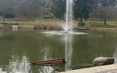 LPI-NDH: Sitzbank im Teich versenkt - Foto: presseportal.de