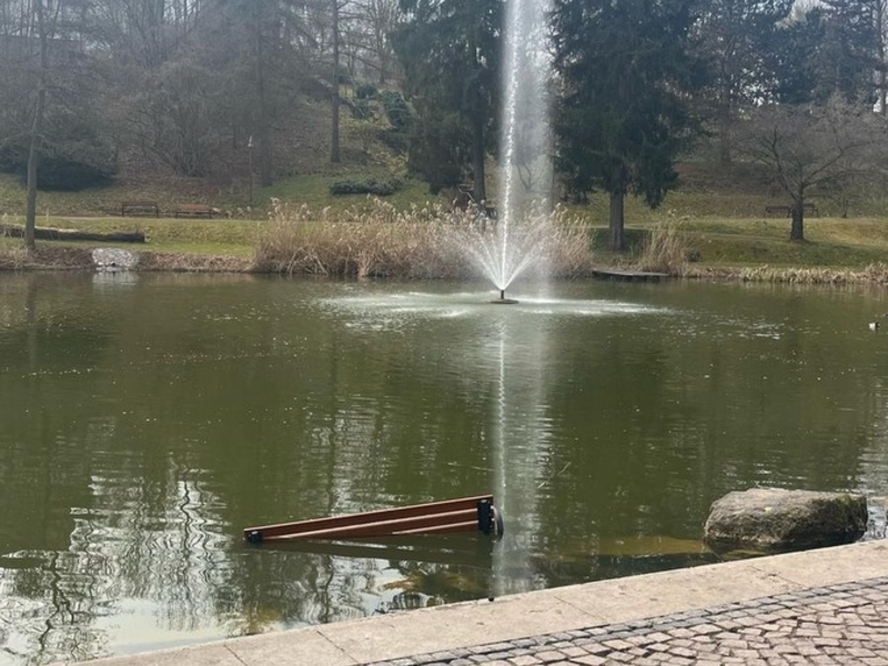 LPI-NDH: Sitzbank im Teich versenkt - Foto: presseportal.de