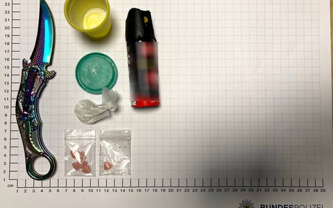 BPOL NRW: Frau verweigert Mitnahme zur Bundespolizeiwache - Messer und Drogen aufgefunden - Foto: presseportal.de