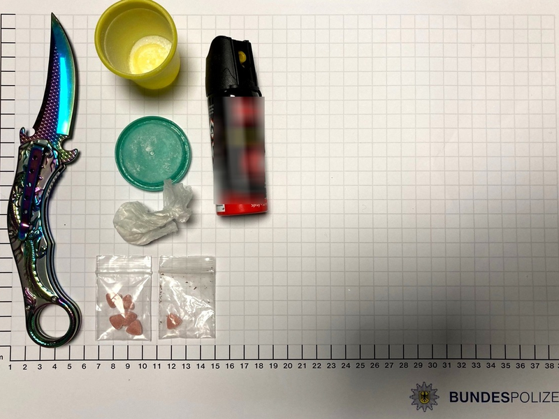 BPOL NRW: Frau verweigert Mitnahme zur Bundespolizeiwache - Messer und Drogen aufgefunden - Foto: presseportal.de