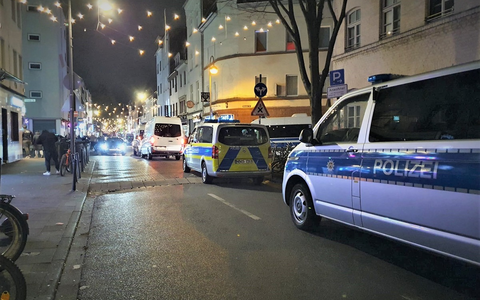 POL-K: 250316-2-K Erfolgreicher Schwerpunkteinsatz in Köln-Mülheim - Drogen und Schusswaffe sichergestellt, eine Festnahme - Foto: presseportal.de POL-K: 250316-2-K Erfolgreicher Schwerpunkteinsatz in Köln-Mülheim - Drogen und Schusswaffe sichergestellt, eine Festnahme - Foto: presseportal.de