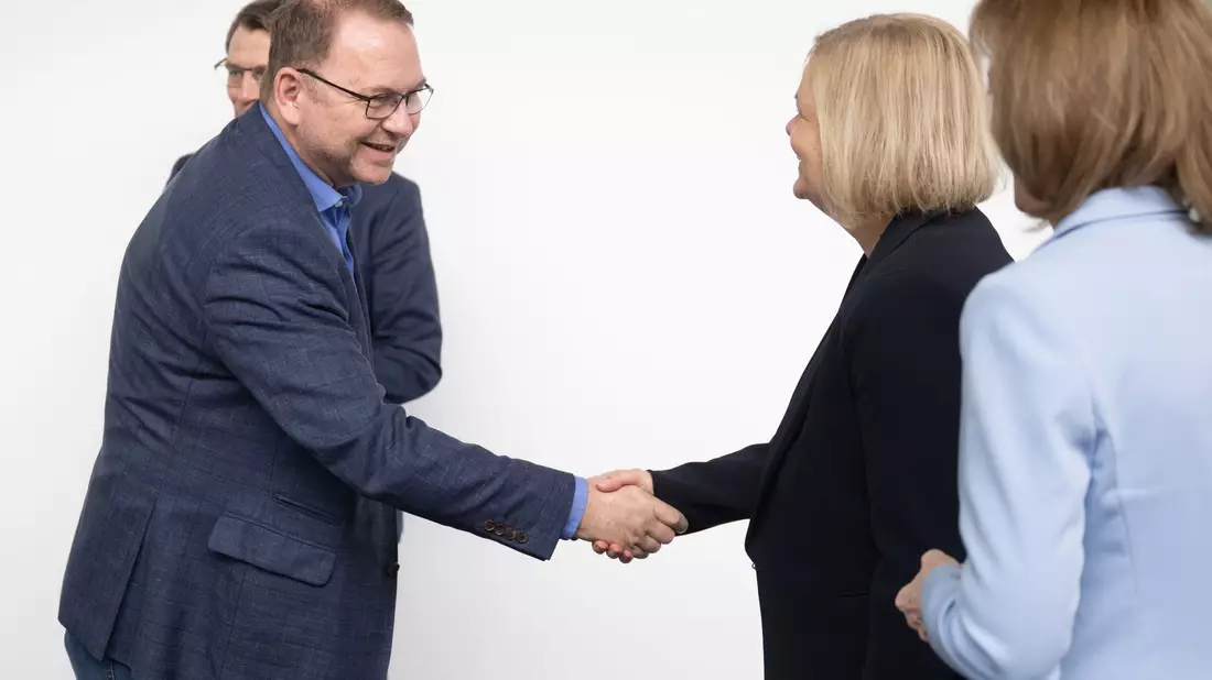 Frank Werneke verhandelt für Verdi in der Tarifrunde.  - Bild: Christophe Gateau/dpa