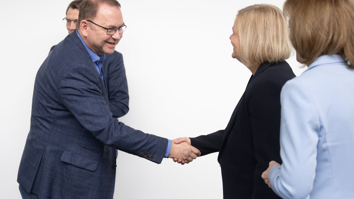 Frank Werneke verhandelt für Verdi in der Tarifrunde.  - Foto: Christophe Gateau/dpa