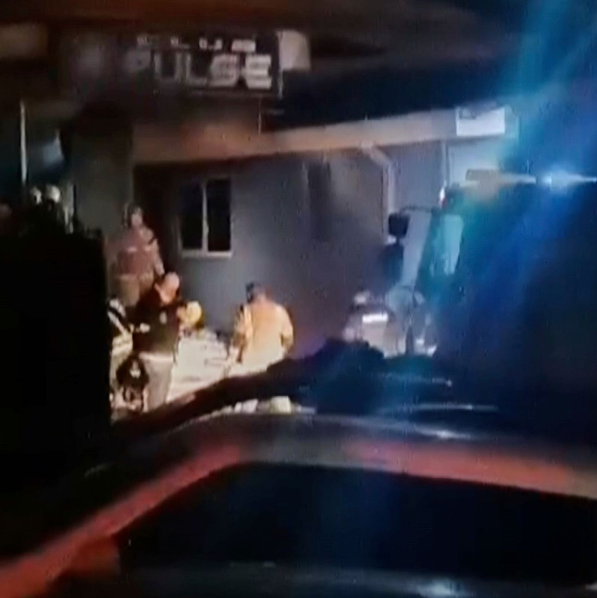 Die Rettungskräfte arbeiteten am Limit und erhielten Unterstützung von Bürgern der Kleinstadt.  - Foto: Kocani TV/Kocani TV/AP/dpa