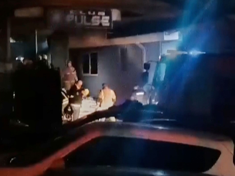 Die Rettungskräfte arbeiteten am Limit und erhielten Unterstützung von Bürgern der Kleinstadt.  - Foto: Kocani TV/Kocani TV/AP/dpa