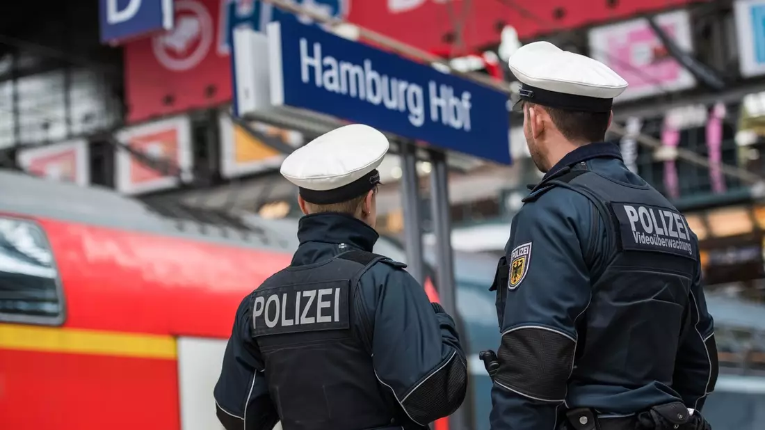 BPOL-HH: Tatverdächtiger Mann nach mutmaßlichen Gepäckschließfach-Aufbrüchen in Hamburger Bahnhöfen durch Bundespolizei gefasst und der U-Haftanstalt zugeführt- - Bild: presseportal.de