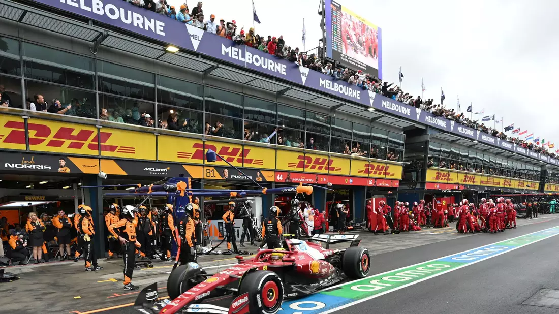 Es war kein Auftakt nach Maß für Rekordchampion Lewis Hamilton im Ferrari. - Bild: Tracey Nearmy/Reuters Pool via AP/dpa