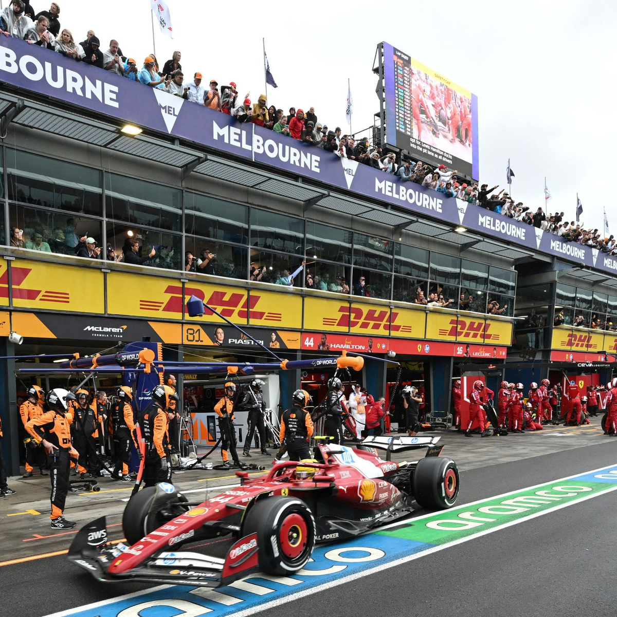 Es war kein Auftakt nach Maß für Rekordchampion Lewis Hamilton im Ferrari. - Foto: Tracey Nearmy/Reuters Pool via AP/dpa