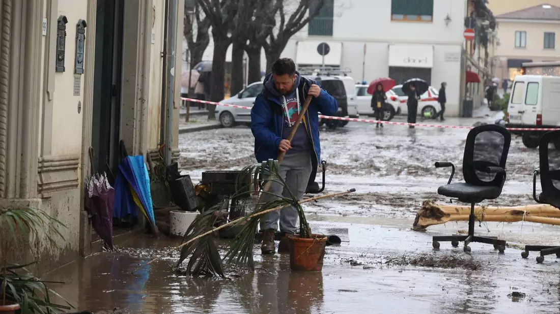 Im März waren insbesondere die Toskana und die Emilia-Romagna von Unwettern betroffen wie hier am Fluss Arno. (Archivbild) - Bild: Giuseppe Cabras/IPA via ZUMA Press/dpa