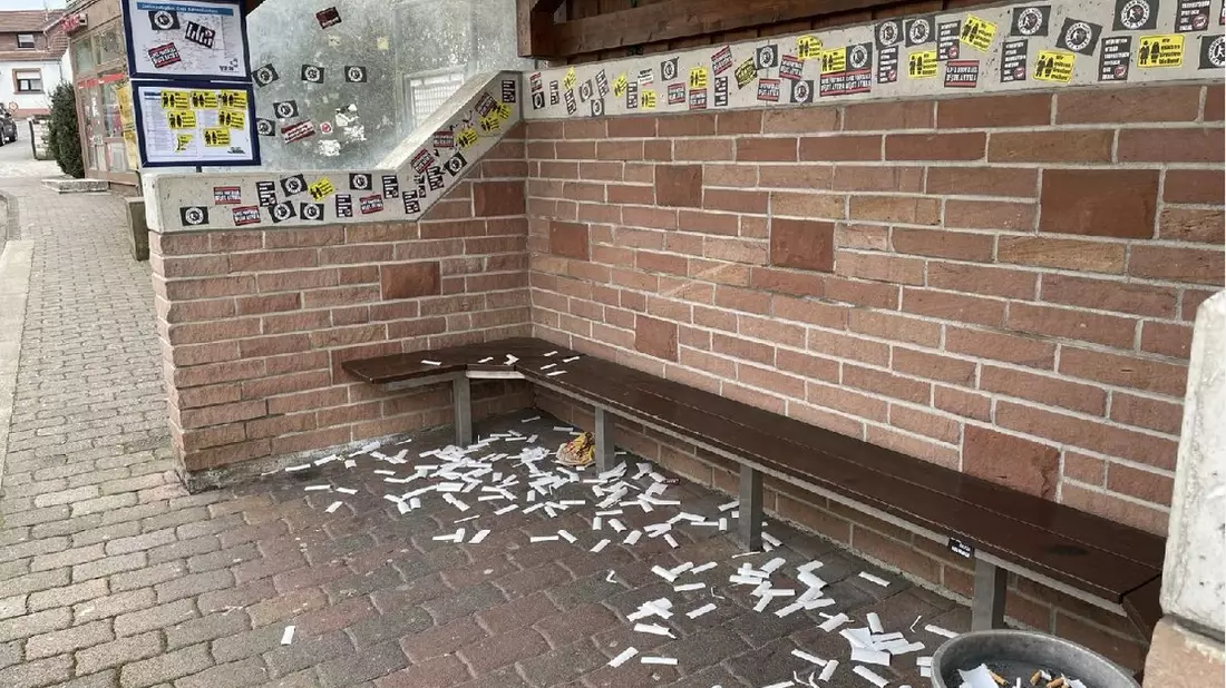 POL-PPWP: Bushaltestelle verklebt - Bild: presseportal.de