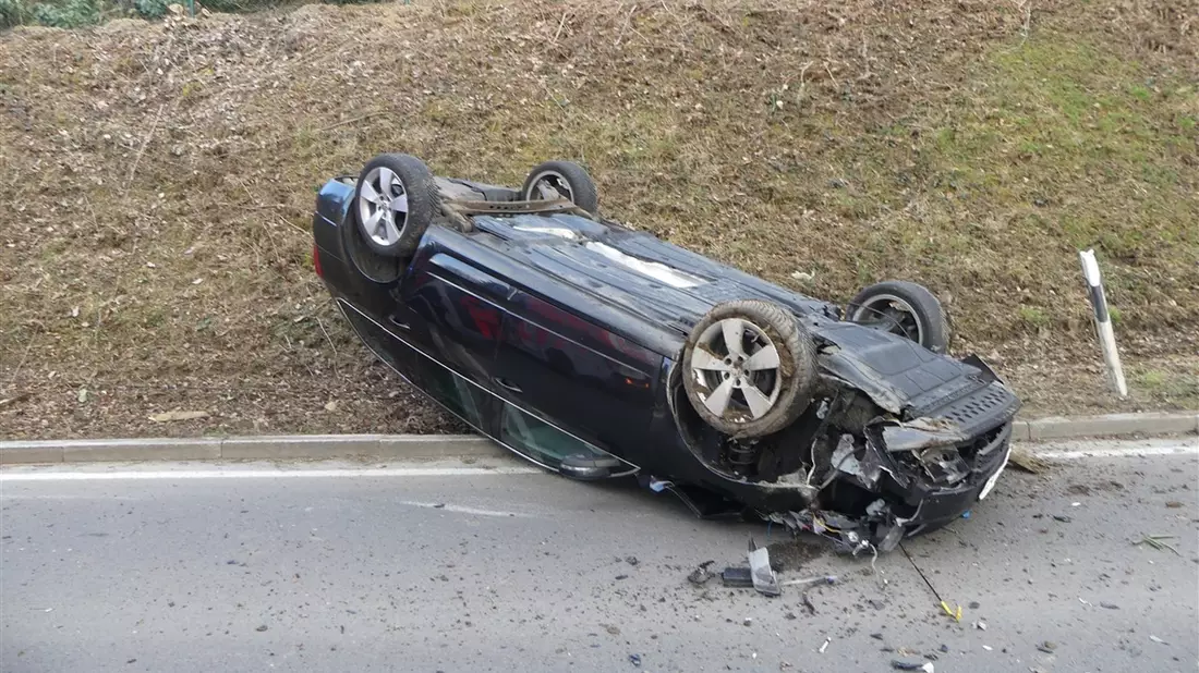 POL-GM: Auto überschlägt sich - Fahrerin schwer verletzt - Bild: presseportal.de