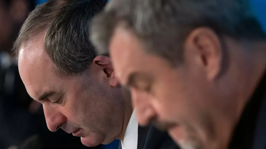 Es ist ernst: Finden Hubert Aiwanger und Markus Söder eine Lösung im Schulden-Streit? (Archivbild) - Bild: Peter Kneffel/dpa