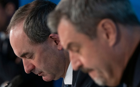 Es ist ernst: Finden Hubert Aiwanger und Markus Söder eine Lösung im Schulden-Streit? (Archivbild) - Foto: Peter Kneffel/dpa