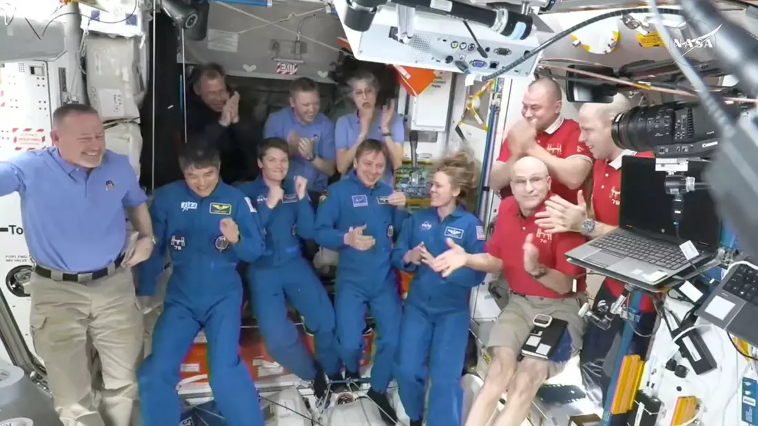 Das Standbild aus einem Video der Nasa zeigt, wie sich die Astronauten begrüßen. - Bild: Uncredited/NASA/dpa