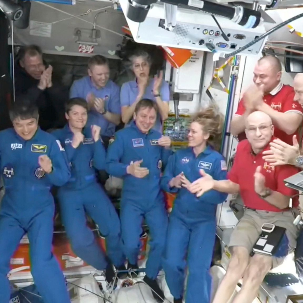 Das Standbild aus einem Video der Nasa zeigt, wie sich die Astronauten begrüßen. - Foto: Uncredited/NASA/dpa