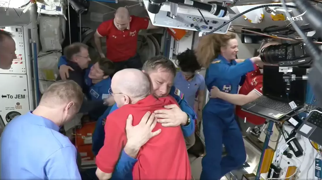 Die SpaceX-Kapsel mit vier Astronauten an Bord im Endanflug auf die ISS. - Bild: Uncredited/NASA/AP/dpa