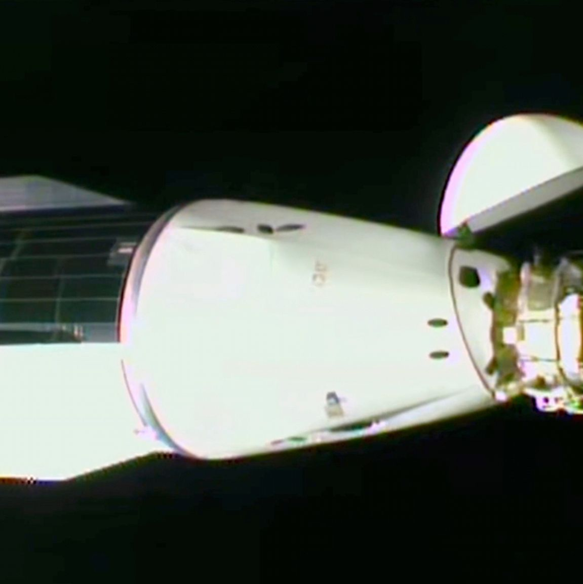 Das Andocken der SpaceX-Kapsel an die Internationale Raumstation - Foto: -/NASA via AP/dpa