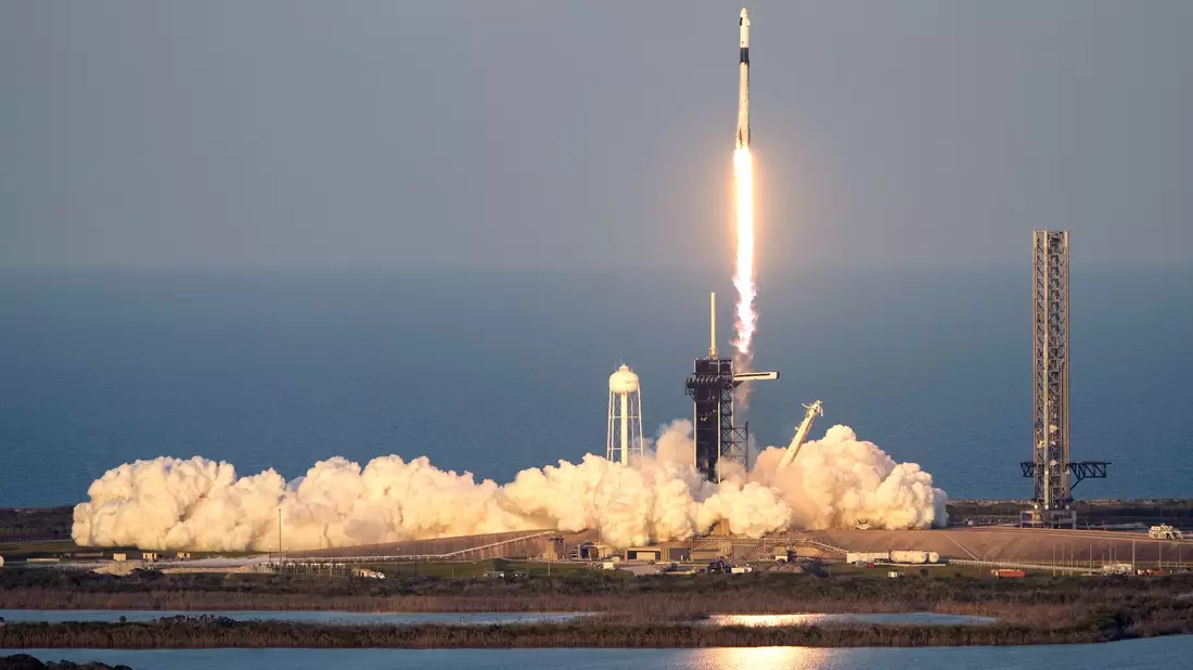 Start einer SpaceX Falcon 9-Rakete mit einer vierköpfigen Besatzung an Bord des Crew Dragon-Raumschiffs. - Bild: John Raoux/AP/dpa