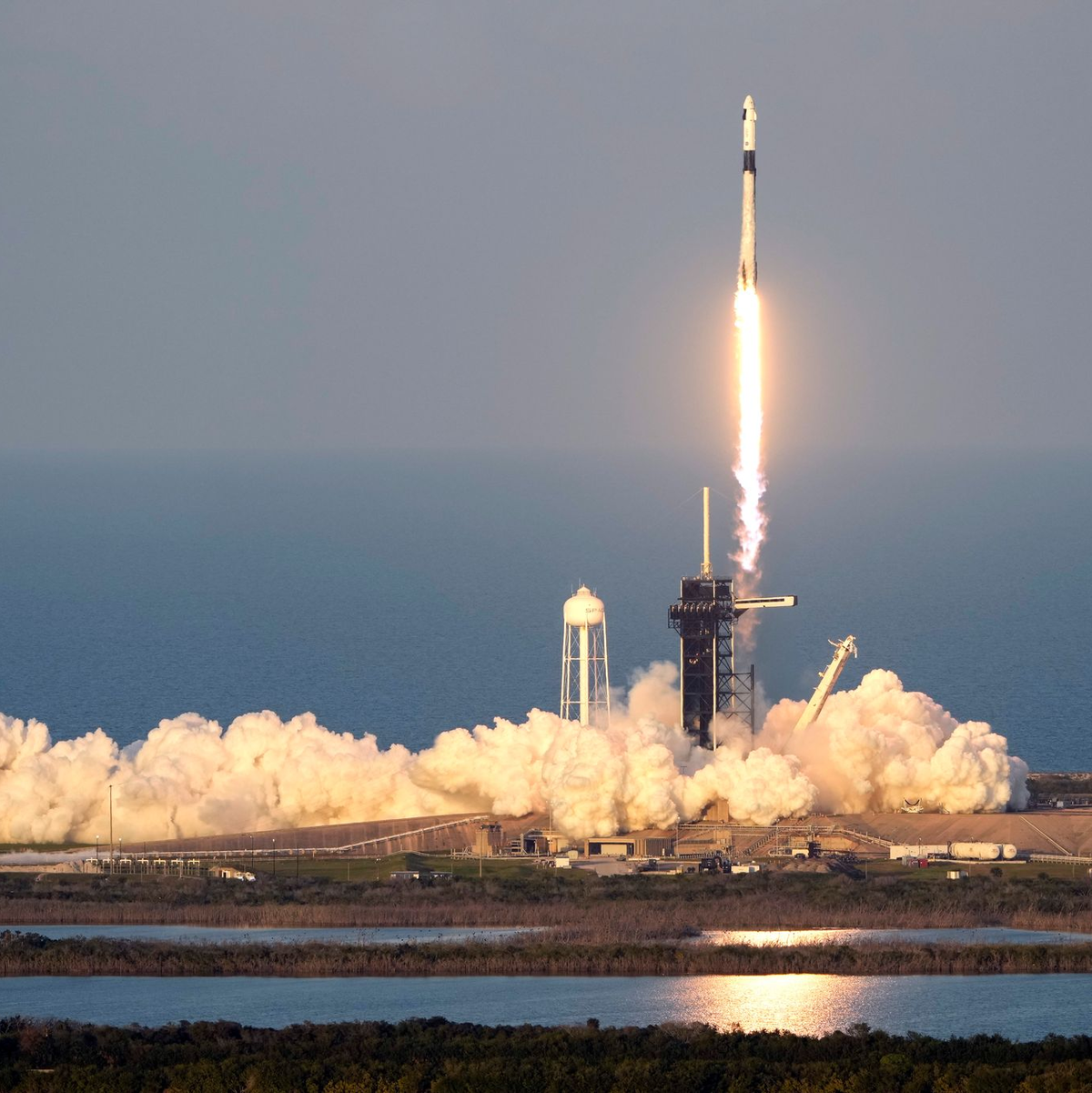 Die Rakete mitsamt der vierköpfigen Besatzung an Bord des «Crew Dragon»-Raumschiffs war in Florida gestartet. - Foto: John Raoux/AP/dpa