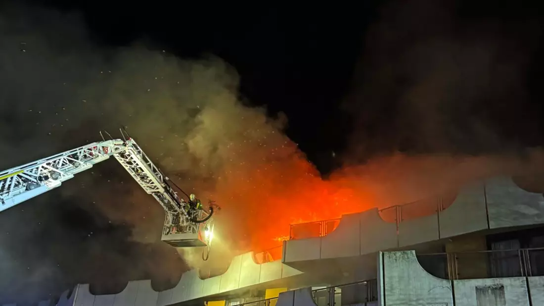 FW-EN: Großbrand in leerstehendem Altenheim - Weitere Brandereignisse im Ortsteil Kirchende - Feuerwehr mit überörtlichen Kräften im Einsatz - Bild: presseportal.de