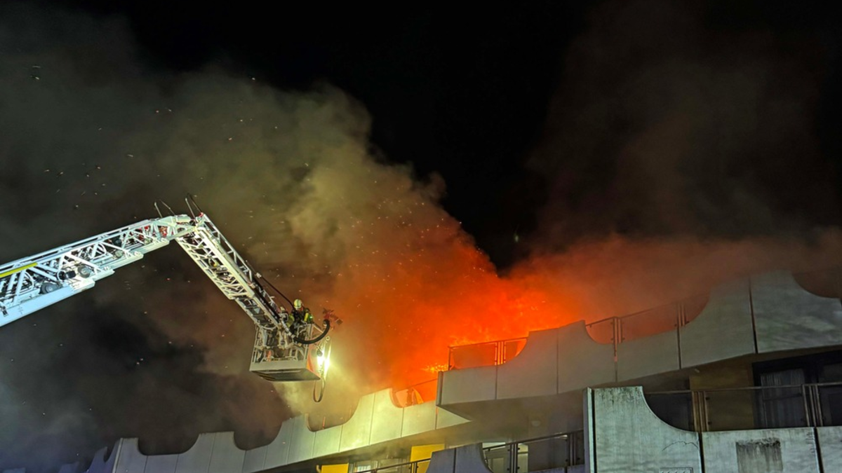 FW-EN: Großbrand in leerstehendem Altenheim - Weitere Brandereignisse im Ortsteil Kirchende - Feuerwehr mit überörtlichen Kräften im Einsatz - Foto: presseportal.de