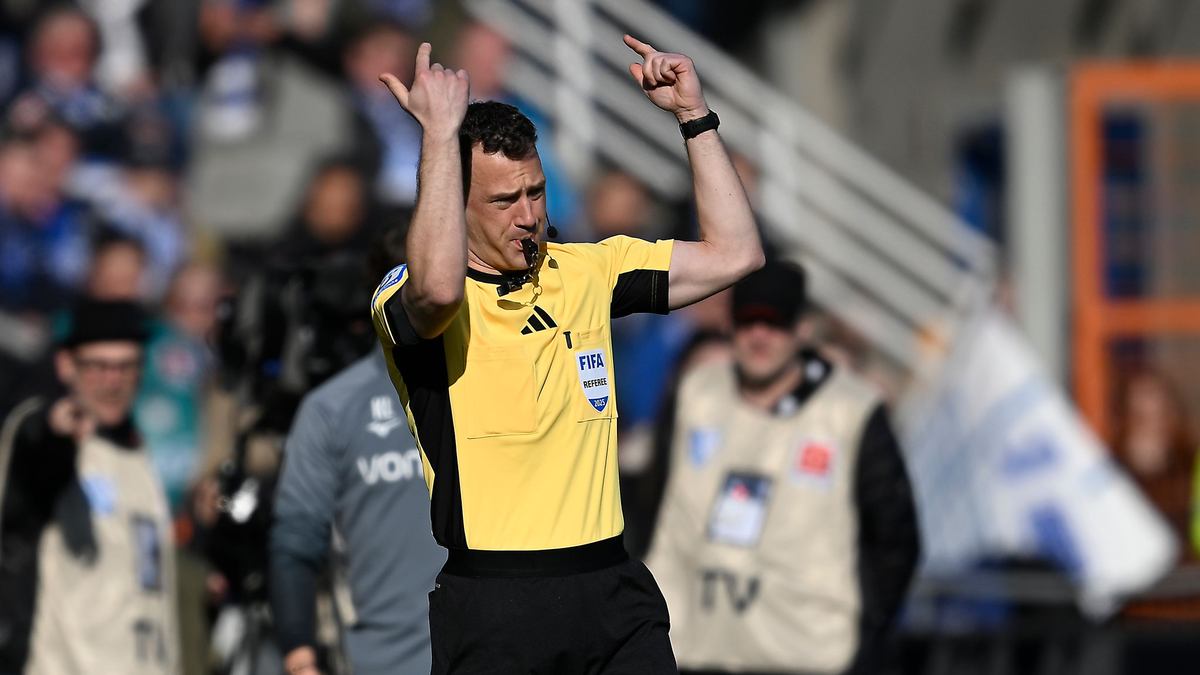 Nicht nur Bochums Trainer Dieter Hecking schaute ungläubig.  - Foto: Anke Wälischmiller/dpa