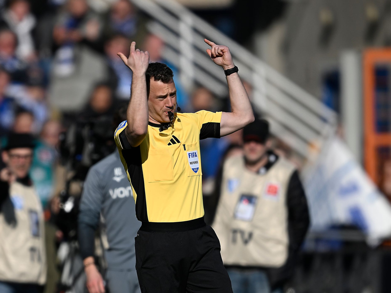 Nicht nur Bochums Trainer Dieter Hecking schaute ungläubig.  - Foto: Anke Wälischmiller/dpa