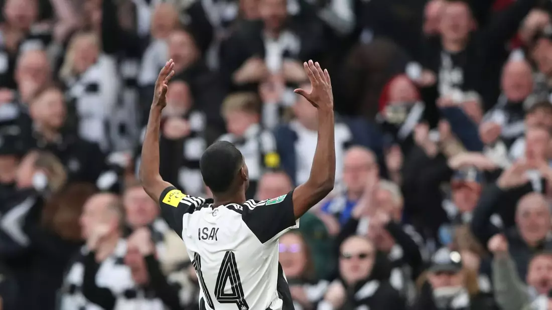 Der ehemalige Dortmunder Alexander Isak bescherte Newcastle United den ersten nationalen Titel seit 70 Jahren. - Bild: Scott Heppell/AP/dpa