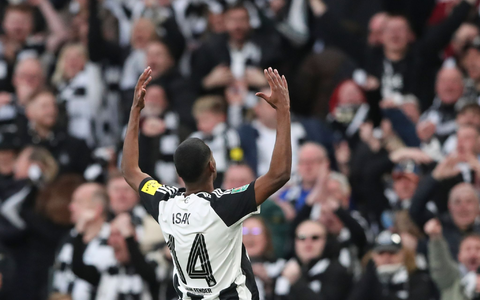 Der ehemalige Dortmunder Alexander Isak bescherte Newcastle United den ersten nationalen Titel seit 70 Jahren. - Foto: Scott Heppell/AP/dpa