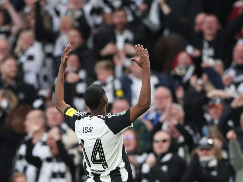Der ehemalige Dortmunder Alexander Isak bescherte Newcastle United den ersten nationalen Titel seit 70 Jahren. - Foto: Scott Heppell/AP/dpa