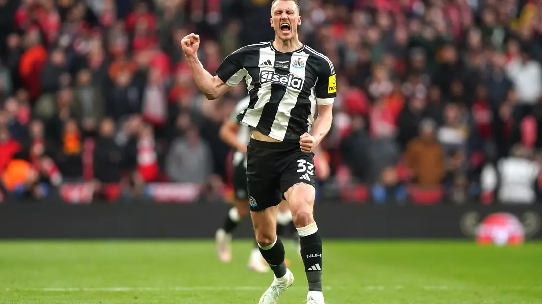 Dan Burn bejubelt seinen Treffer zum 1:0 für Newcastle United. Der Ligapokal-Gewinn ist der erste nationale Titelerfolg des Clubs seit 70 Jahren. - Bild: Owen Humphreys/PA Wire/dpa