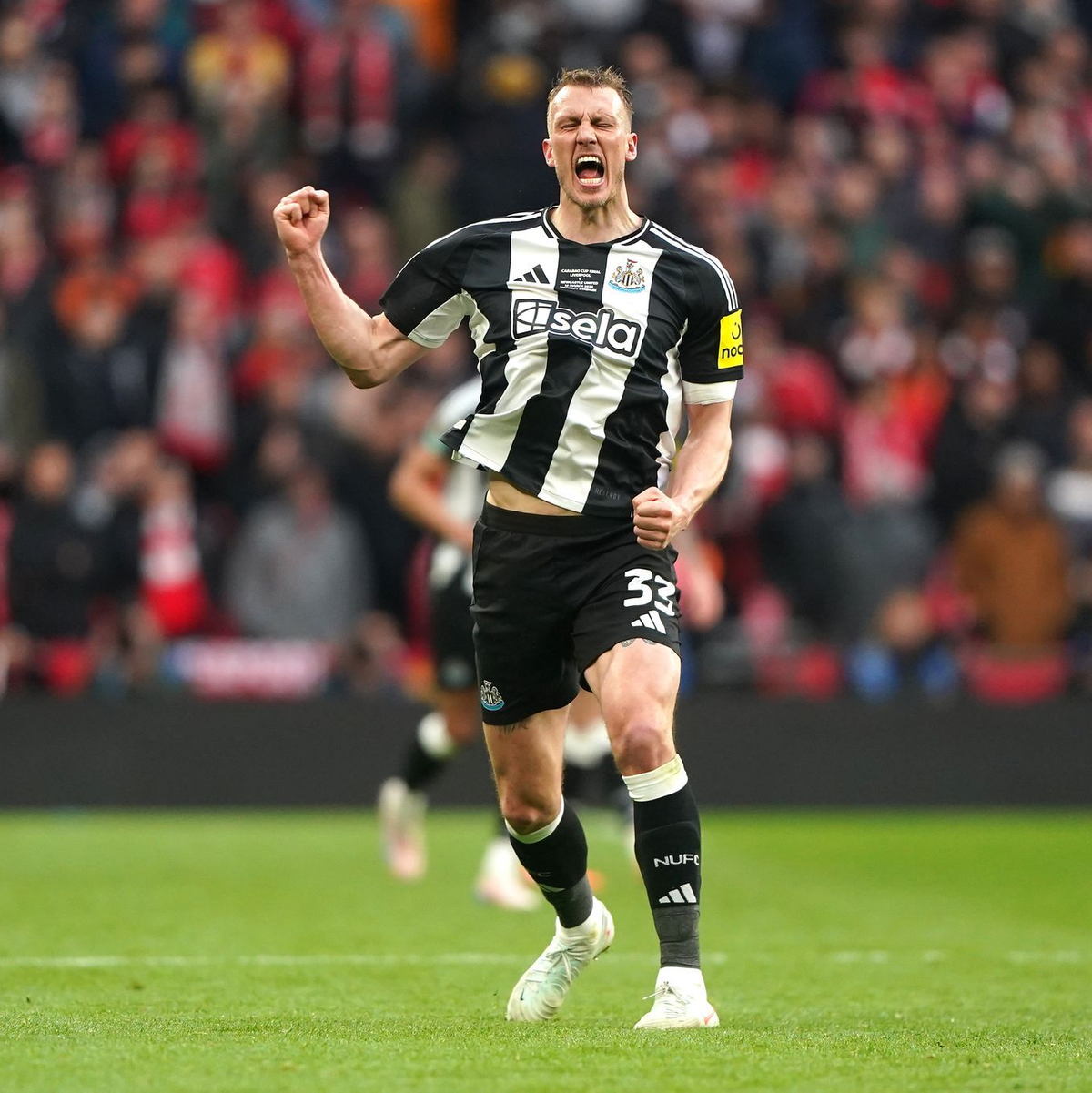 Dan Burn bejubelt seinen Treffer zum 1:0 für Newcastle United. Der Ligapokal-Gewinn ist der erste nationale Titelerfolg des Clubs seit 70 Jahren. - Foto: Owen Humphreys/PA Wire/dpa