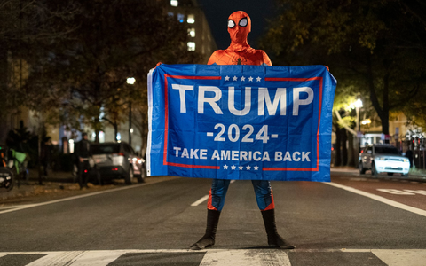 Trump-Unterstützer im Spider-Man-Kostüm mit einem Trump-Transparent am Tag der US-Präsidentschaftswahl 2024 in Washington. - Foto: Probal Rashid/ZUMA Press Wire/dpa