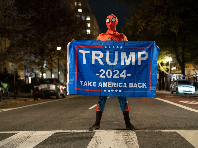 Trump-Unterstützer im Spider-Man-Kostüm mit einem Trump-Transparent am Tag der US-Präsidentschaftswahl 2024 in Washington. - Foto: Probal Rashid/ZUMA Press Wire/dpa