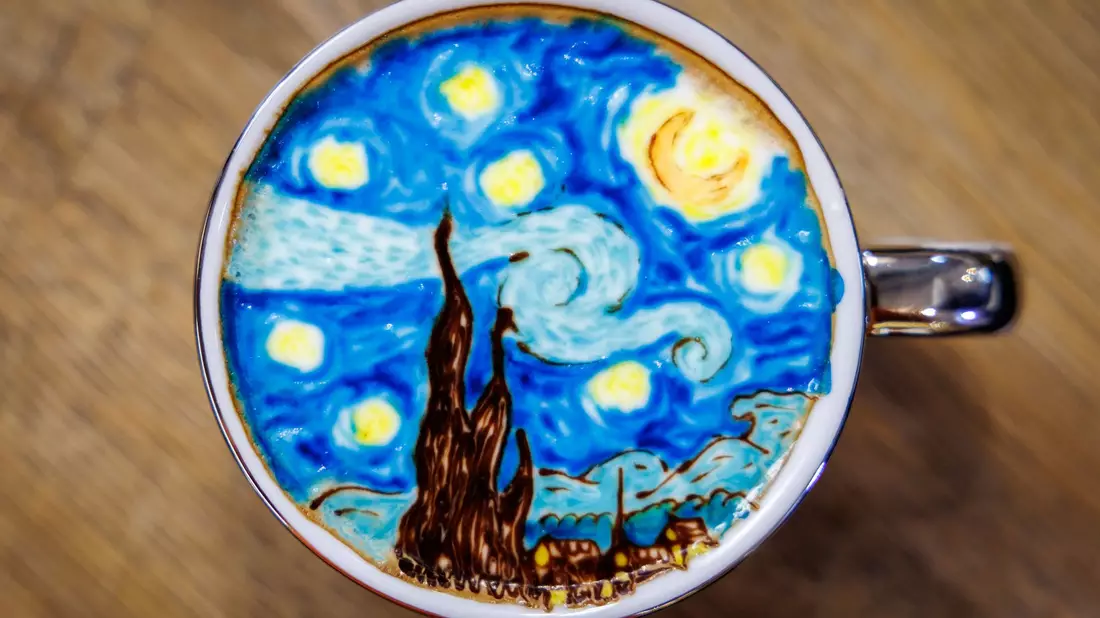 Kunst im Kaffee: Der Milchschaum verwandelt sich in ein berühmtes Werk des Malers Vincent van Gogh. - Bild: Daniel Karmann/dpa