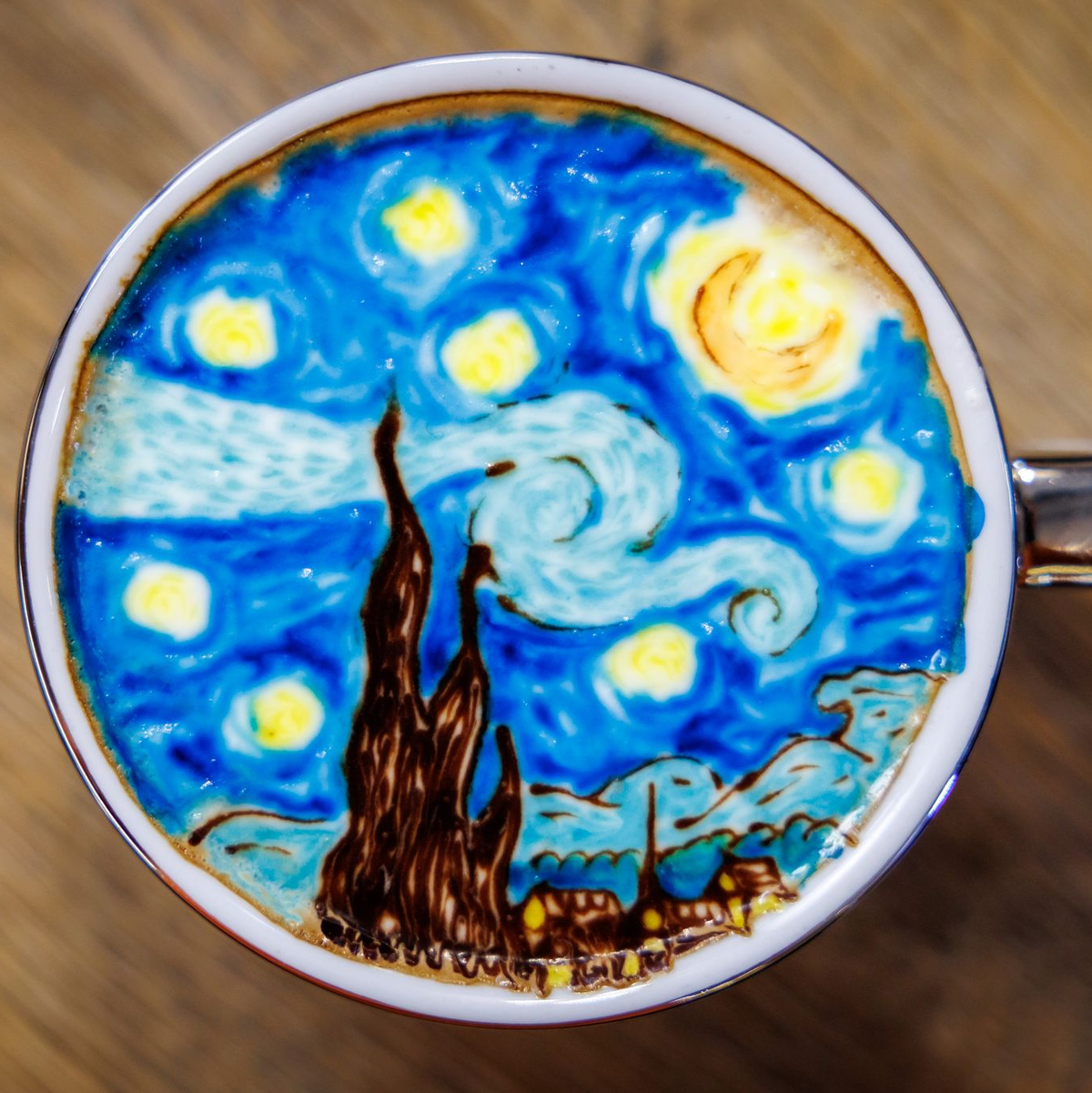 Kunst im Kaffee: Der Milchschaum verwandelt sich in ein berühmtes Werk des Malers Vincent van Gogh. - Foto: Daniel Karmann/dpa
