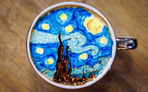 Kunst im Kaffee: Der Milchschaum verwandelt sich in ein berühmtes Werk des Malers Vincent van Gogh. - Foto: Daniel Karmann/dpa