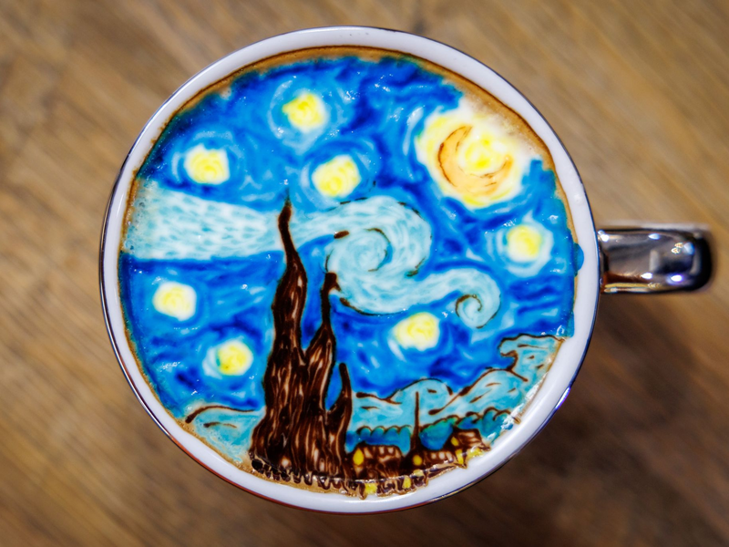 Kunst im Kaffee: Der Milchschaum verwandelt sich in ein berühmtes Werk des Malers Vincent van Gogh. - Foto: Daniel Karmann/dpa