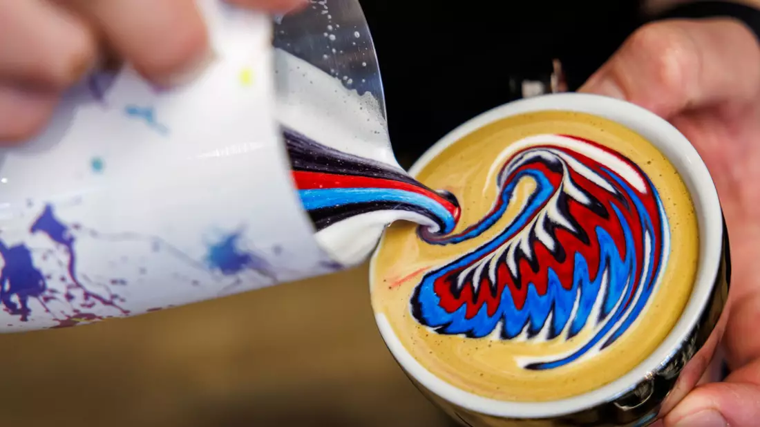 Herz im Milchschaum? Lieber ein buntes Muster. - Bild: Daniel Karmann/dpa