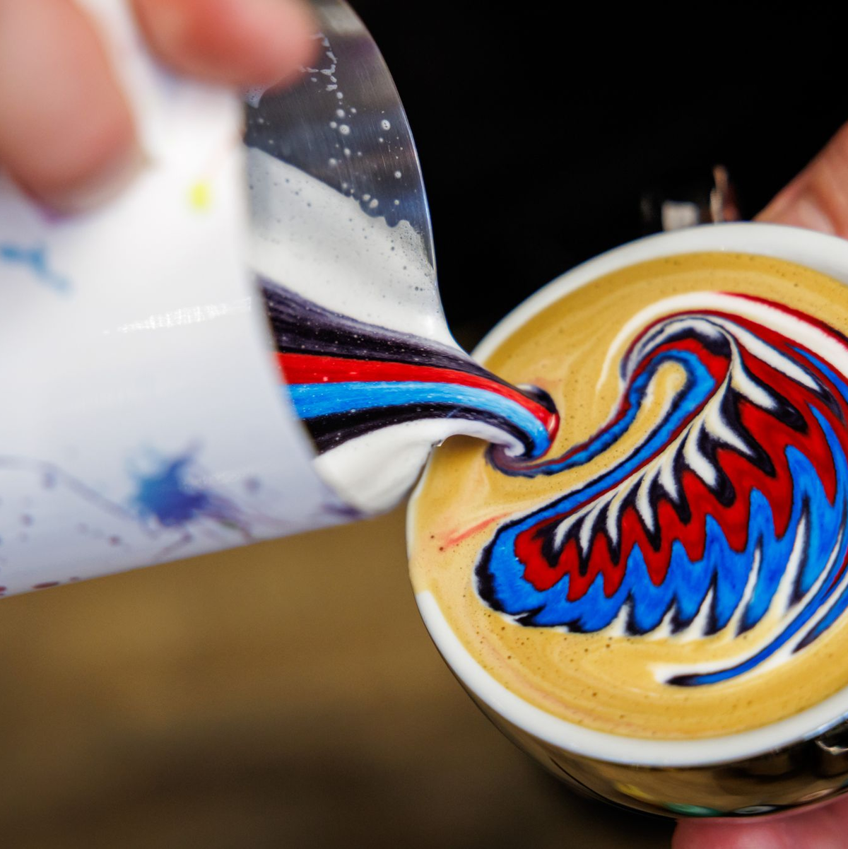 Herz im Milchschaum? Lieber ein buntes Muster. - Foto: Daniel Karmann/dpa