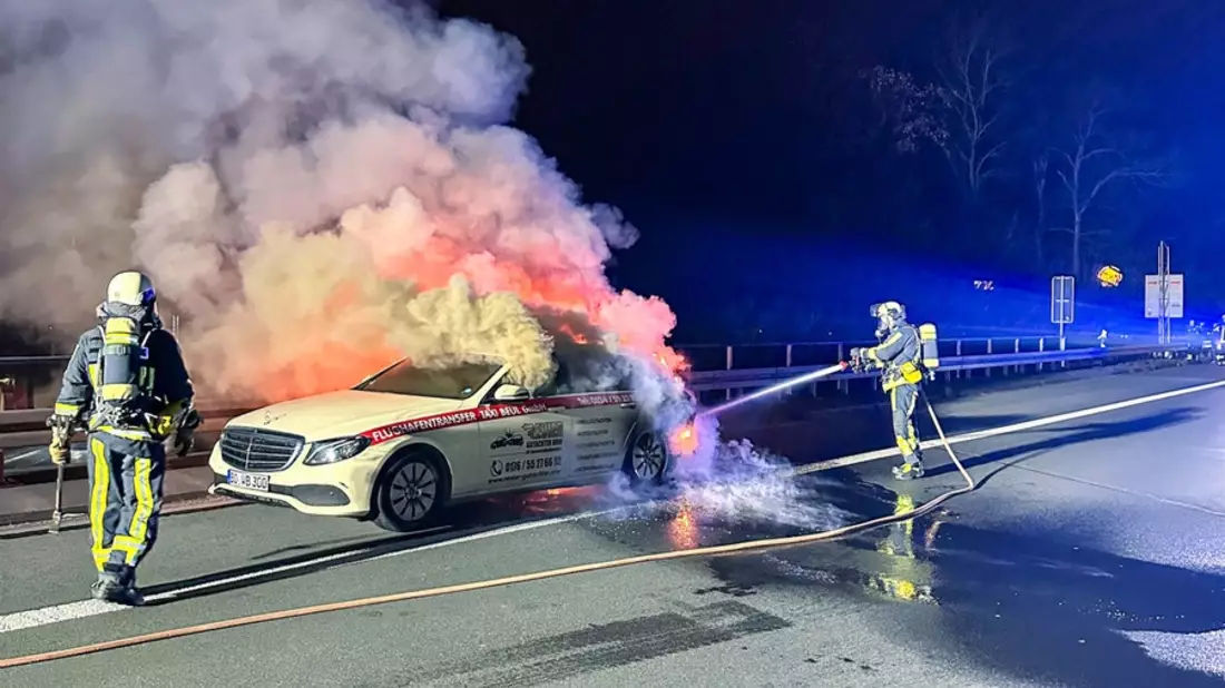 FW-BO: Brand eines PKWs in der Nacht von Sonntag auf Montag auf der A40 - Bild: presseportal.de