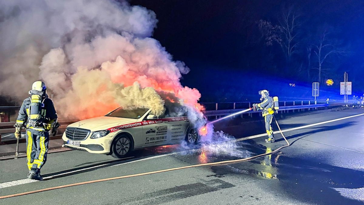 FW-BO: Brand eines PKWs in der Nacht von Sonntag auf Montag auf der A40 - Foto: presseportal.de