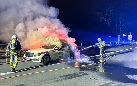 FW-BO: Brand eines PKWs in der Nacht von Sonntag auf Montag auf der A40 - Foto: presseportal.de