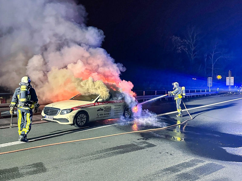 FW-BO: Brand eines PKWs in der Nacht von Sonntag auf Montag auf der A40 - Foto: presseportal.de